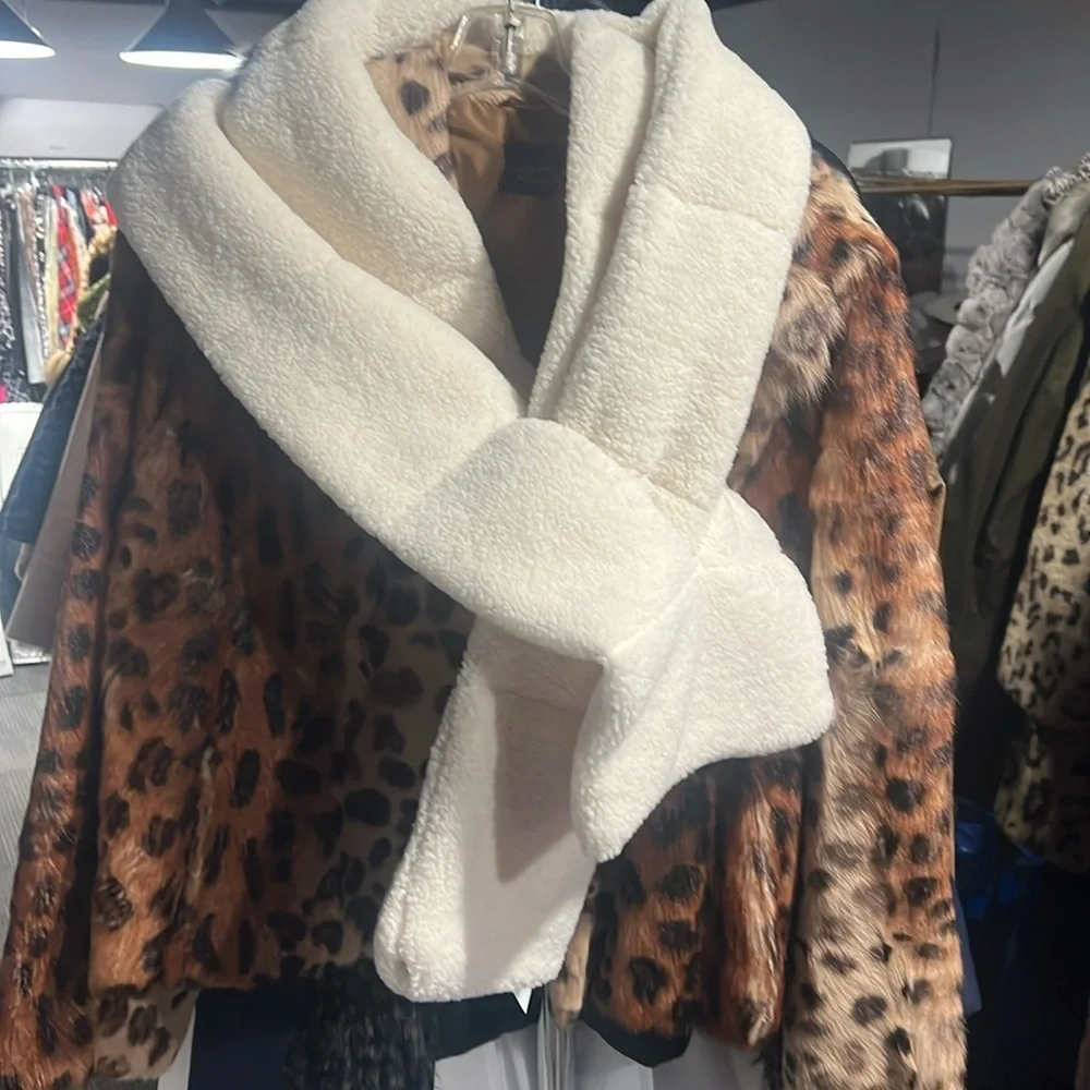 Faux Sherpa Weap‎